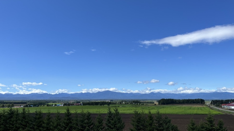 青空と雲と日高山脈